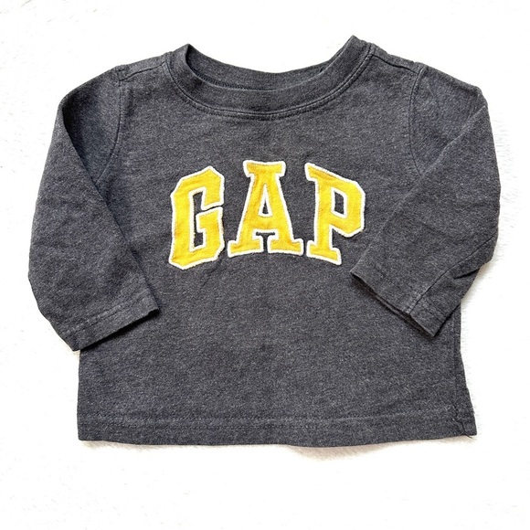 ⭐️ 5 for $25 GAP Gray Long Sleeve Shirt with Camouflage Shorts Size 2-6 Months - Picture 2 of 9